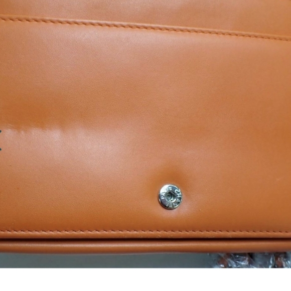 Authentic Chanel Matelasse Patent Leather Crossbody Bag..RARE - Picture 4 of 16